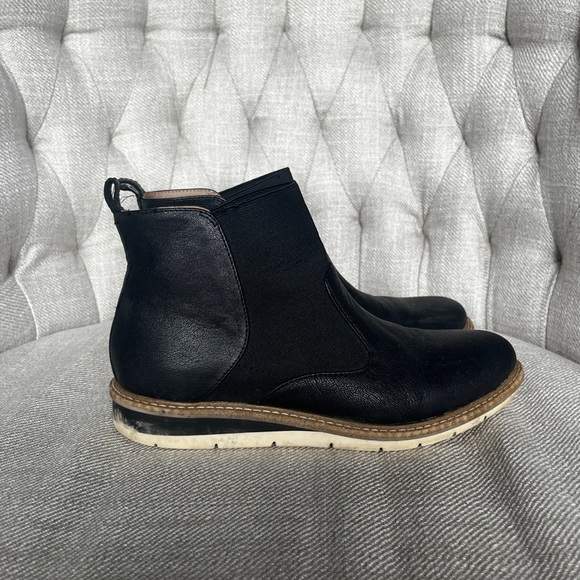 Kelly & Katie black booties - Picture 1 of 4